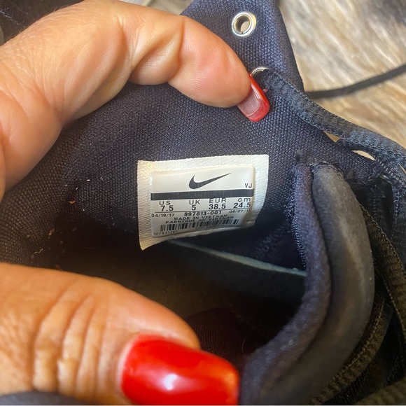 Nike Black & White Hyperdunk Shoes - Picture 7 of 9